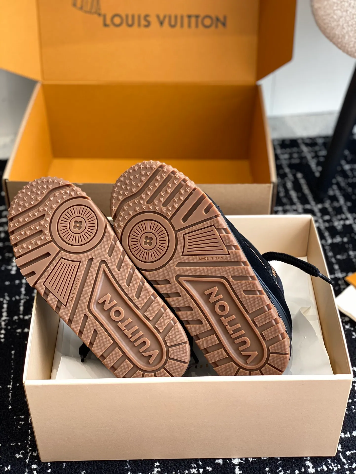 👟👟Ex-factory price 840👟👟 The latest upgraded version of lvtrainer Little Fatty 2023 is the same as the original version. Exclusive mold opening. Market ceiling level. Welcome to compare. At the Louis Vitton 2023 show, the new Trainer was unveiled. The new shoe style did not change much in the upper design, but the shoe shape became wider. Thicker and larger tongues replace the original visual effect. Since the launch of Lanvin bread shoes, this fat shoe style has become more and more popular!  Select imported calfskin/denim splicing/Yangjing material, exclusive molded outsole fasteners, decorative accessories can be removed at will!  Size: #35-45 (⚠️40 for women, 45 for men, customization is non-refundable)